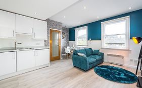 Cozy And Charming Flat: Minutes From Everything!